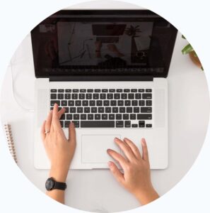 alt-wirtualna asystentka pisząca na laptopie